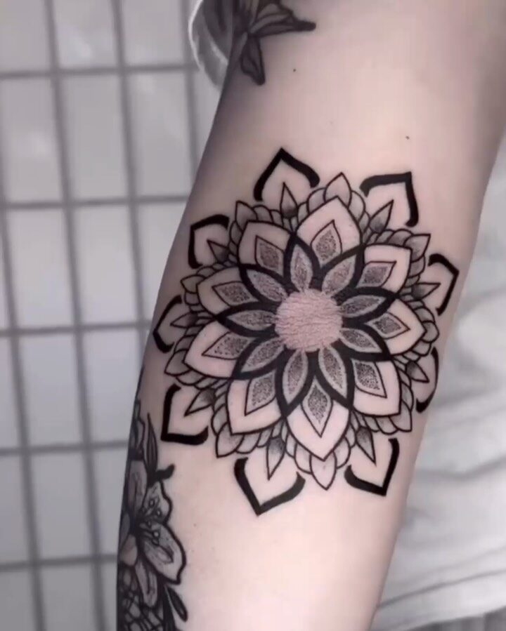 Instagram post from aliumtattoostudio. This post is in position 2.